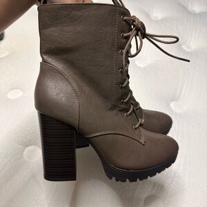 Women's Chunky Lace-Up Heeled Ankle Boots in Taupe